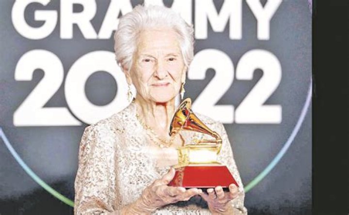 &Aacute;ngela Alvarez, la abuela de 95 a&ntilde;os, que gana su primer Latin Grammy