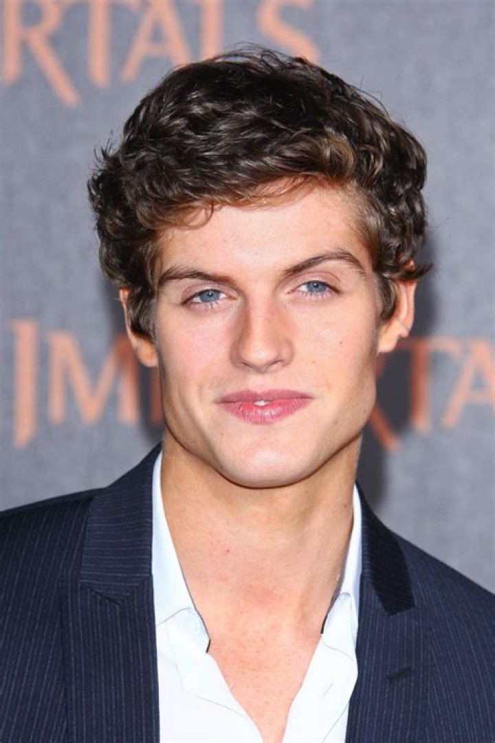 Daniel Sharman's height, weight. His secret to a body