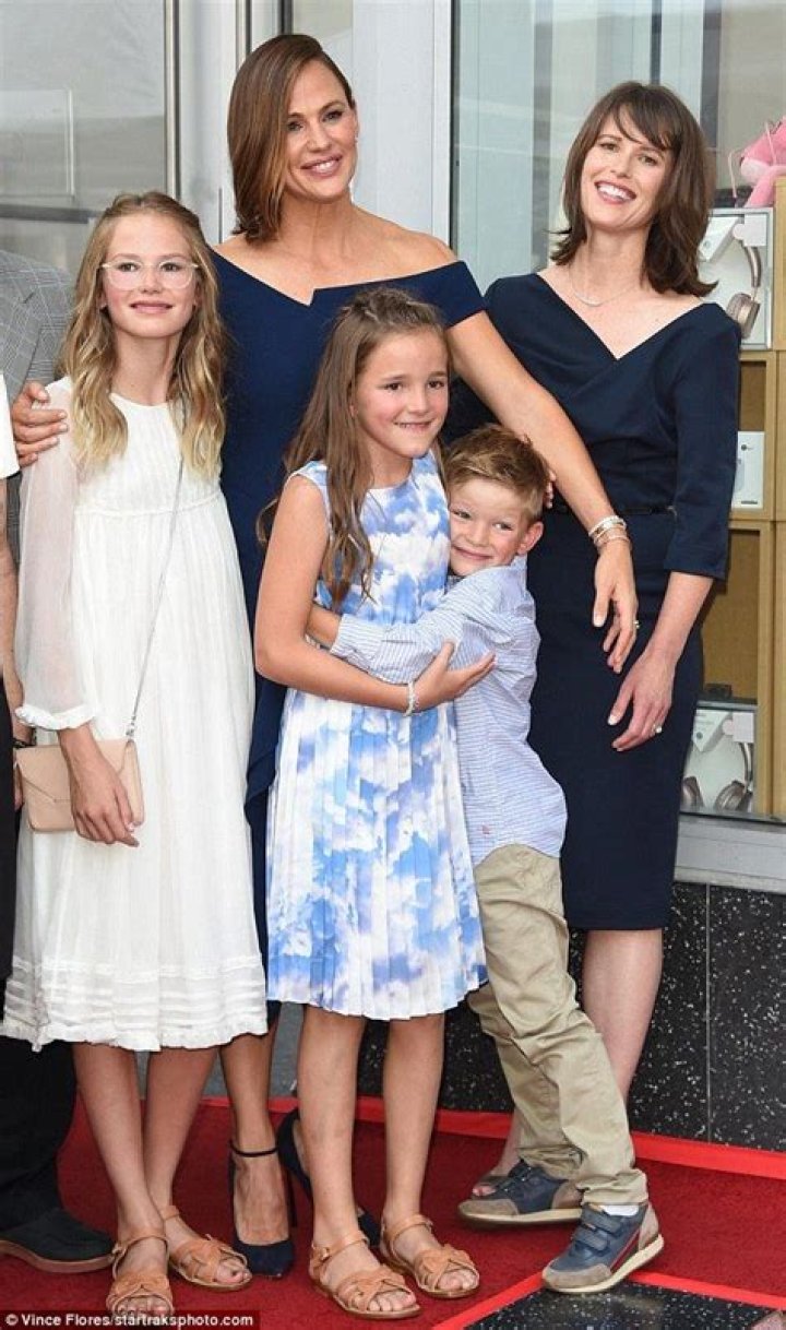 Jennifer Garner, 45, looks just like her older sister Melissa