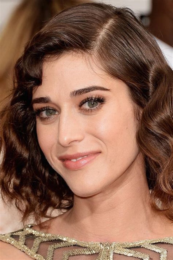 Lizzy Caplan- Bio, Wiki, Height, Net Worth, Boyfriend, Career Lizzy Caplan