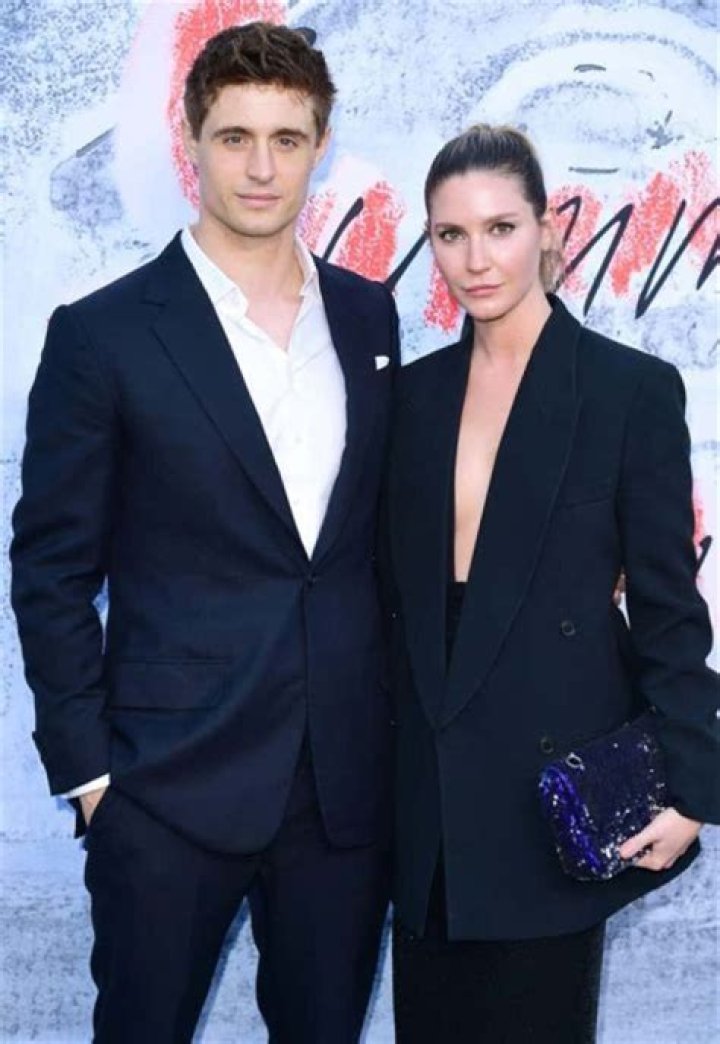 Max Irons is Married to Wife Sophie Pera. Kids.