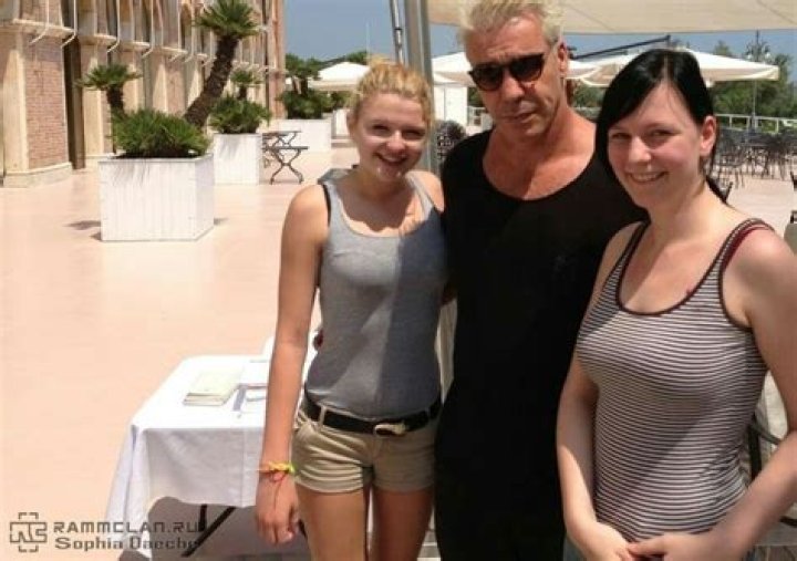 Till and his daughters....maybe. Some say just fans. Тиль линдеманн