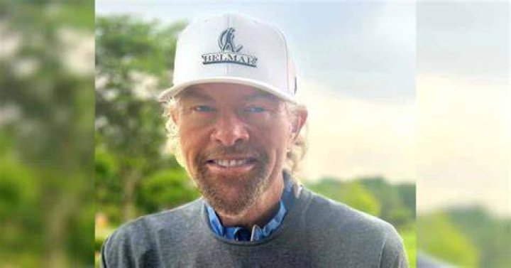 Toby Keith Gives Cancer Update at the PCCAs Red Carpet